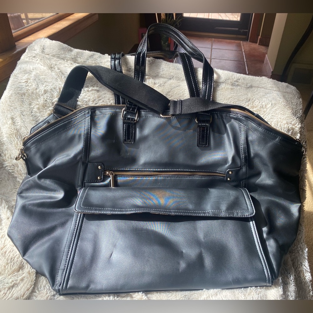 NWOT Black handles w/bonus shoulder strap travel bag, leopard lining/pockets